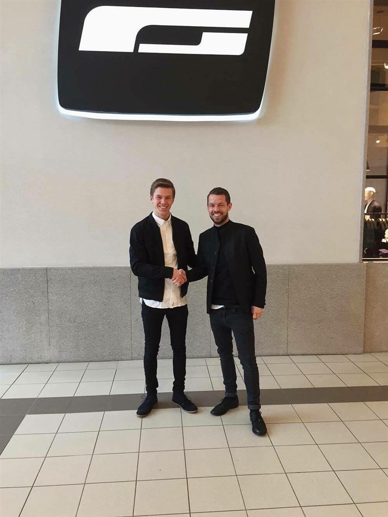 Jeppe Brønd, Retail Buyer, Bestseller og Kevin trykker hånd for en god sæson samt et godt samarbejde.